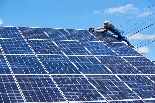 Trabalhador Profissional Instalando Painéis Solares Construção Metal Verde Usando Equipamentos — Fotografia de Stock