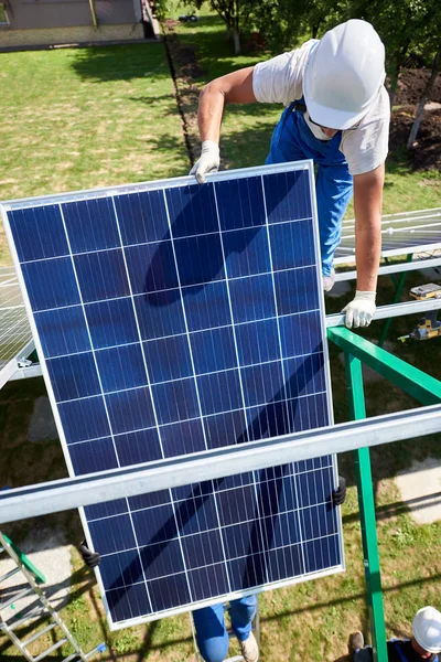 Дві Установки Встановлюють Сонячні Панелі Зеленому Металевому Каркасі Носіння Синього — стокове фото