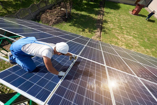 Trabalhador Profissional Instalando Painéis Solares Construção Metal Verde Usando Equipamentos — Fotografia de Stock