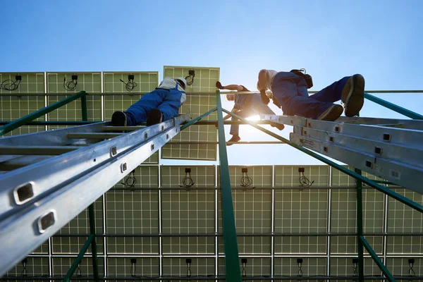 Painéis Solares Trabalho Montagem Terminando Por Profissionais Equipe Trabalhadores Usando — Fotografia de Stock