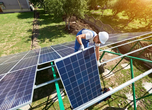 Професійна Робітнича Команда Встановлює Сонячні Панелі Будівництво Зеленого Металу Використанням — стокове фото