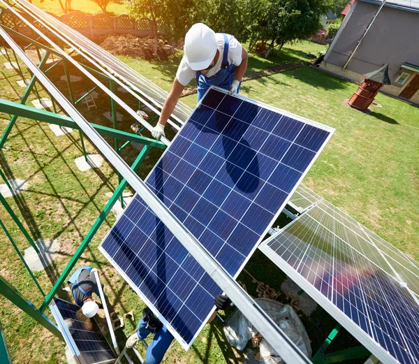 Équipe Travailleurs Professionnels Installant Des Panneaux Solaires Sur Construction Métal — Photo