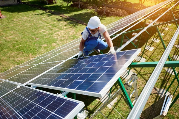 Trabalhador Profissional Instalando Painéis Solares Construção Metal Verde Usando Equipamentos — Fotografia de Stock