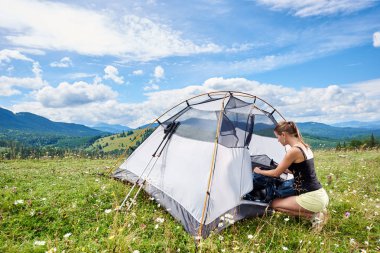 Dağ izi hiking, sırt çantasında şeyler ambalaj, Karpat Dağları içinde zevk yaz güneşli sabah genç kadın backpacker. Kamp tatil açık hava yaşam tarzı kavramı