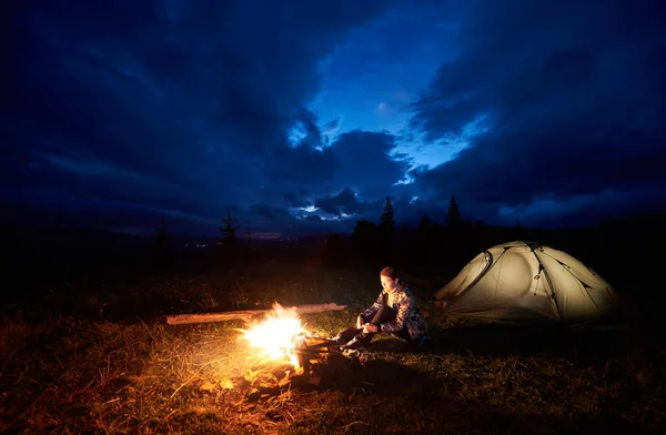 Mochileiro Jovem Que Gosta Acampar Noite Nas Montanhas Sentado Perto — Fotografia de Stock