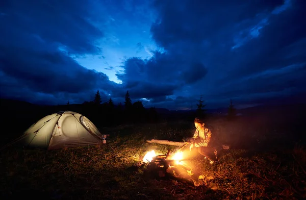 Mochileiro Jovem Tendo Descanso Noite Acampar Nas Montanhas Sentado Perto — Fotografia de Stock