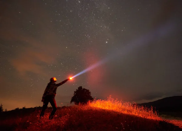 Silhouette Woman Standing Night Starry Sky Mountains Lamp His Hand — Stock Photo, Image