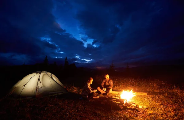 Unga Par Man Och Kvinna Turister Njuter Natten Camping Fjällen — Stockfoto