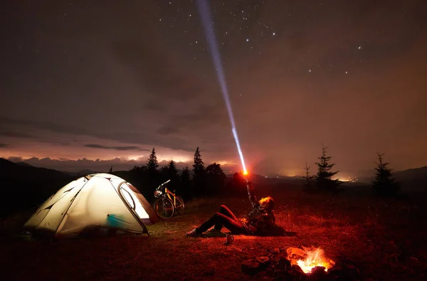 Jovem Ciclista Descansando Noite Acampar Com Lanterna Mão Perto Fogueira — Fotografia de Stock