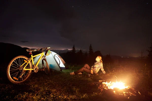 Junge Radfahrerin Die Der Nacht Brennenden Lagerfeuer Zeltet Beleuchtetes Touristenzelt — Stockfoto