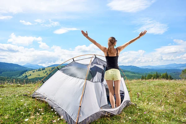 Arkadan dağ iz hiking, çadırda ayakta, eller havada yukarı kaldırarak, Karpat Dağları yaz güneşli sabah zevk çekici kadın uzun yürüyüşe çıkan kimse görünüşü. Kamp macera tatilleri açık