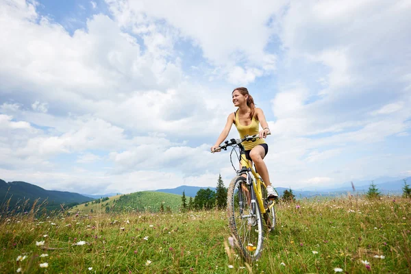 Aantrekkelijke Gelukkig Wielrenster Rijden Gele Mountainbike Een Met Gras Begroeide — Stockfoto