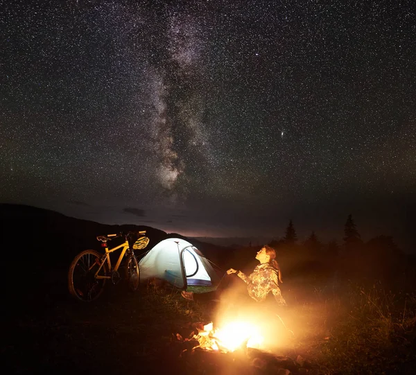 Eine Junge Touristin Zeltet Der Nacht Der Nähe Eines Brennenden — Stockfoto