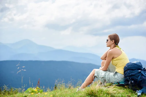 Achteraanzicht Van Aantrekkelijke Vrouw Toeristische Zitten Rusten Met Gras Begroeide — Stockfoto