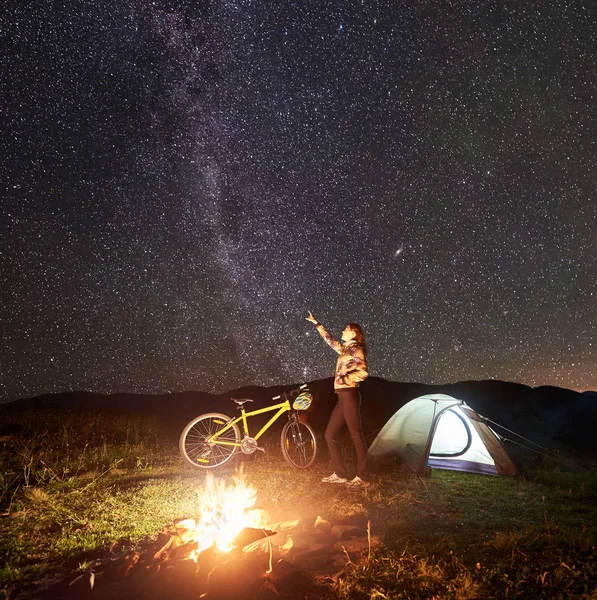 Jovem Ciclista Tendo Descanso Noite Acampar Apontando Para Incrível Céu — Fotografia de Stock