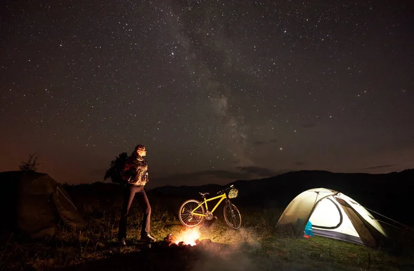 Joven Ciclista Disfrutando Noche Acampando Cerca Hoguera Tienda Campaña Turística — Foto de Stock