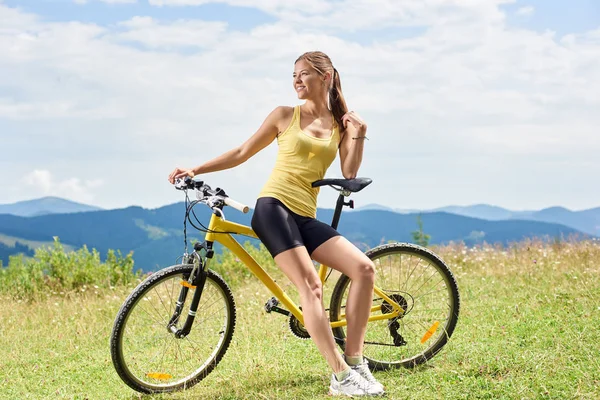 Junge Glückliche Radfahrerin Die Auf Einem Gelben Mountainbike Sitzt Und — Stockfoto