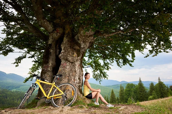 运动员快乐的女孩骑车人在黄山自行车下休息 在大树下 享受夏天在山上的日子 户外运动活动 生活方式概念 — 图库照片