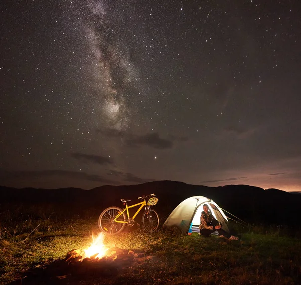 Ung Kvinna Turist Att Vila Natten Camping Nära Brinnande Lägerelden — Stockfoto