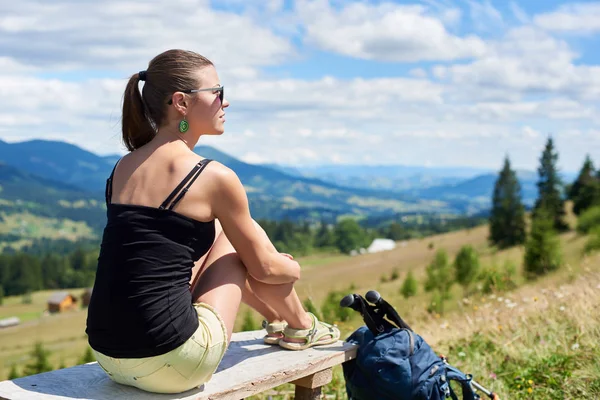 Zadní Pohled Atraktivní Žena Turista Karpatské Horské Stezky Pěší Túry — Stock fotografie