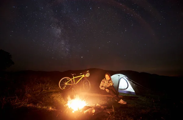 Jovem Ciclista Desfrutando Noite Acampar Perto Fogueira Ardente Barraca Turística — Fotografia de Stock