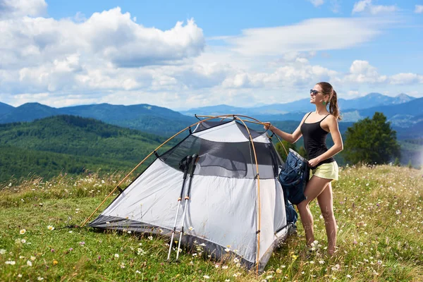 Dağ izi hiking, çadır duran, sırt çantası holding, Karpat Dağları içinde zevk yaz güneşli sabah oldukça gülümseyen kadın uzun yürüyüşe çıkan kimse. Kamp macera tatilleri açık kavramı