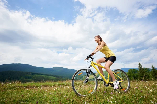 Idrottsman Kvinna Cyklist Ridning Yellow Mountain Cykel Gräsbevuxen Kulle Njuter — Stockfoto