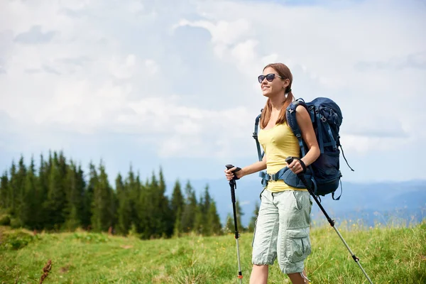 Ung Leende Kvinna Hiker Vandringsled Berg Gräsbevuxen Kulle Bär Ryggsäck — Stockfoto