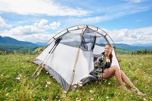 Hermosa Mujer Senderismo Turístico Sendero Montaña Los Cárpatos Sentado Dentro — Foto de Stock