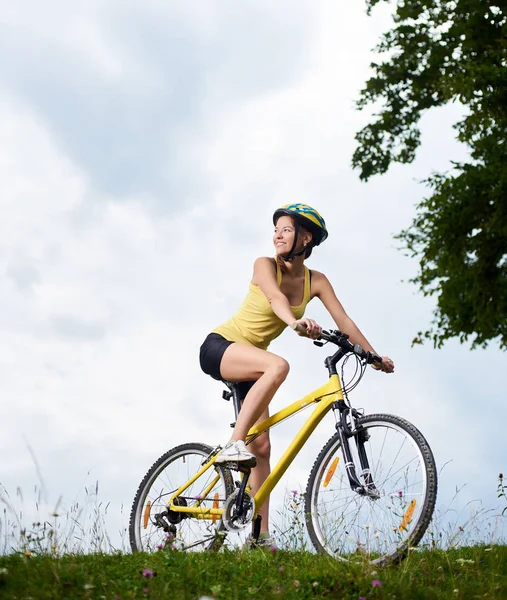 Attraktive Glückliche Radfahrerin Auf Gelbem Mountainbike Trägt Helm Und Genießt — Stockfoto