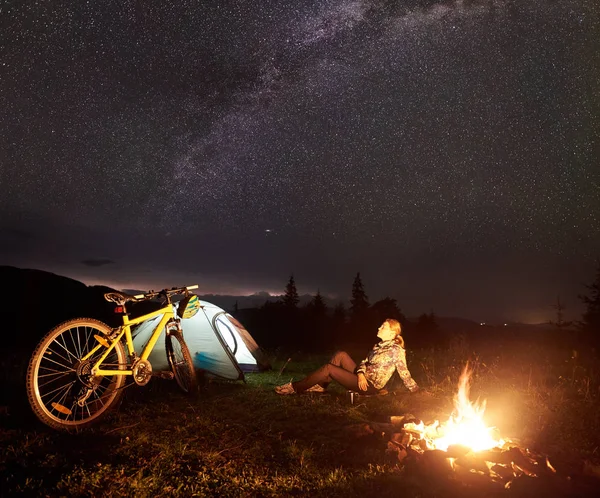 Jeune Femme Cycliste Reposant Nuit Campant Près Feu Camp Allumé — Photo