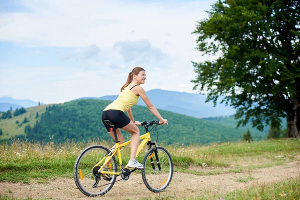 Idrottsman Lycklig Kvinna Cyklist Cykla Gula Mountainbike Njuter Sommardag Bergen — Stockfoto