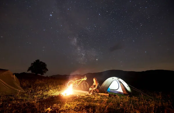 Ung Kvinna Resenären Njuter Natten Camping Nära Brinnande Lägerelden Belysta — Stockfoto