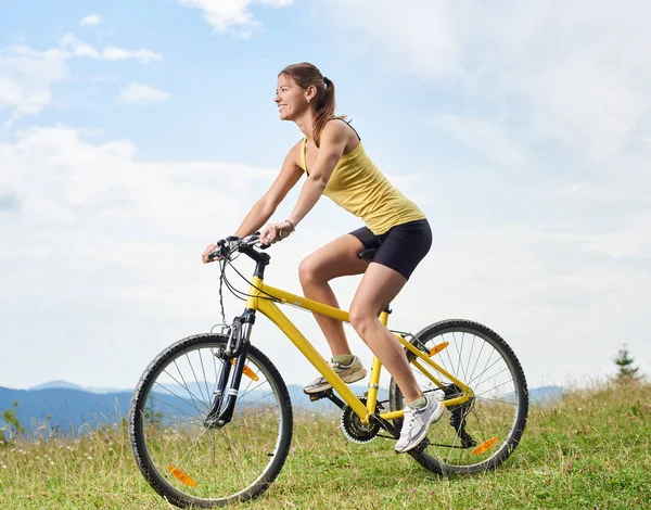 Atraente Menina Feliz Ciclista Bicicleta Bicicleta Montanha Amarela Desfrutando Dia — Fotografia de Stock