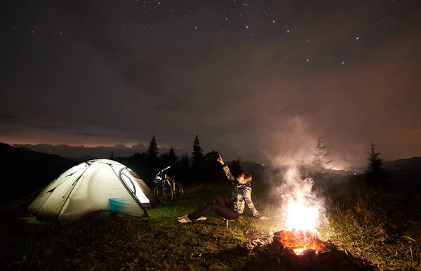 Joven Ciclista Descansando Por Noche Acampando Apuntando Cielo Nocturno Lleno — Foto de Stock