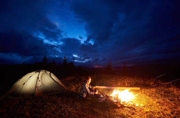 Joven Turista Descansando Por Noche Acampando Las Montañas Sentada Cerca — Foto de Stock