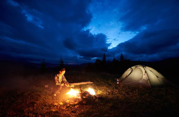 Mujer Joven Excursionista Descansando Noche Acampando Las Montañas Sentado Cerca — Foto de Stock