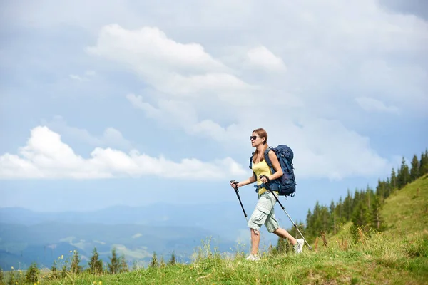 Atrakcyjna Kobieta Turysta Turystyka Szlak Górski Chodzenie Trawiastą Wzgórzu Noszenie — Zdjęcie stockowe