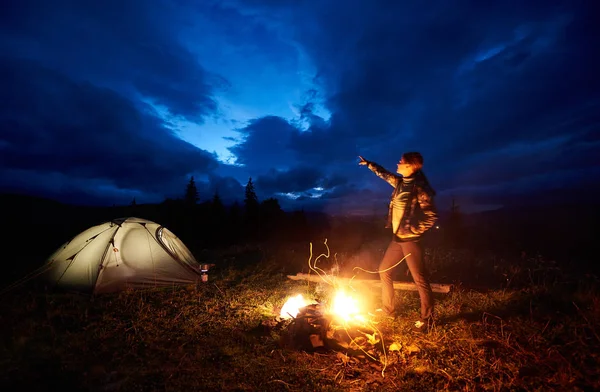 Активная Женщина Туристка Отдыхающая Ночам Палатках Горах Стоящая Возле Горящего — стоковое фото