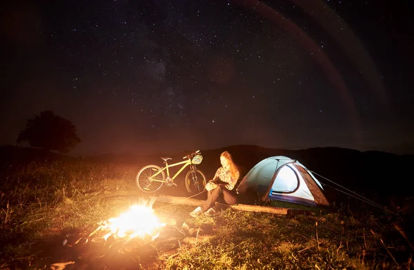 Young Woman Traveller Enjoying Night Camping Burning Campfire Illuminated Tourist — Stock Photo, Image