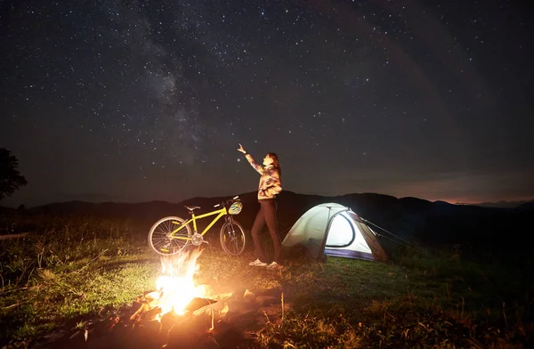 Jeune Femme Cycliste Appréciant Camping Nuit Pointant Vers Ciel Soir — Photo