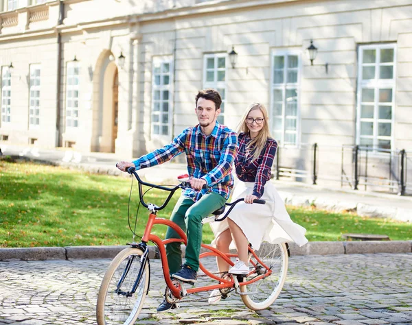 Aktywnych Turystycznych Romantyczne Pary Brodaty Mężczyzna Uśmiechający Się Długowłosa Blond — Zdjęcie stockowe