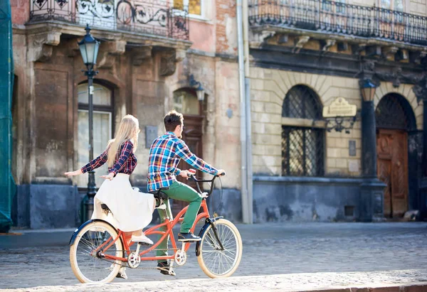 Vista Posterior Joven Pareja Turística Hombre Barbudo Mujer Rubia Pelo — Foto de Stock