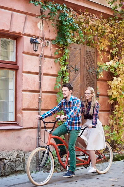 캐주얼 수염된 남자와 아이비와 포장된 자전거를 자전거에 — 스톡 사진