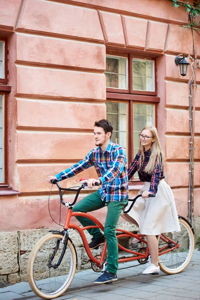 캐주얼 수염된 남자와 하우스 포장된 자전거를 자전거 안경에 여자에 매력적인 — 스톡 사진