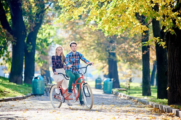 Joven Pareja Turística Atractiva Ropa Casual Hombre Barbudo Mujer Rubia — Foto de Stock