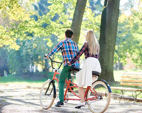 Zadní Pohled Pár Mladých Aktivní Cestovatel Pohledný Muž Atraktivní Blondýnka — Stock fotografie