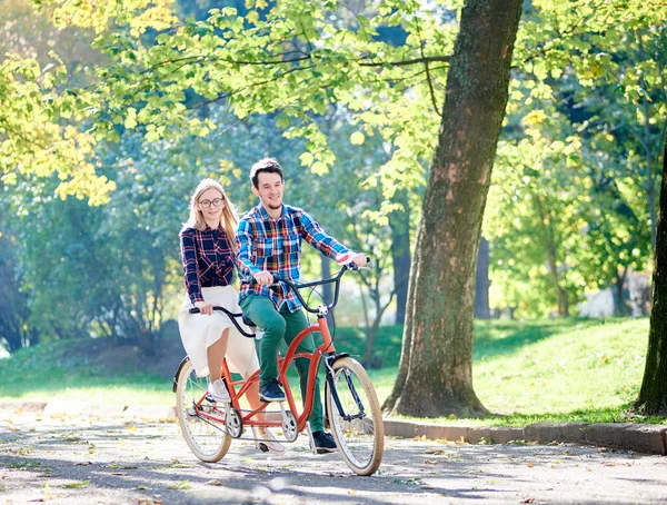 여행자 잘생긴 남자와 함께에 지직거리 자전거 사이클링 매력적인 여자에 아래에서 — 스톡 사진