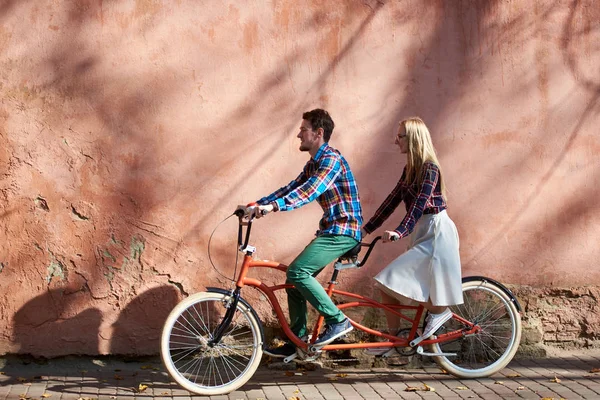 Joven Pareja Turística Atractiva Ropa Casual Hombre Barbudo Mujer Rubia — Foto de Stock