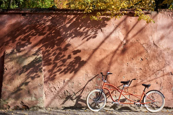Современный Удобный Оранжевый Тандем Двойным Велосипедом Белыми Колесами Асфальтированном Тротуаре — стоковое фото